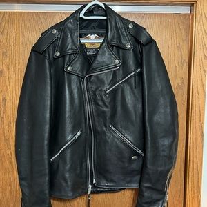 Men’s black leather Harley Davison coat size medium!